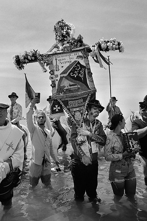 Yearly pilgrimage to Les Saintes-Maries-de-la-Mer, France, where saint Marie and the black saint Sarah venerated by Roma, are taken to the sea. Shot on film, the series won the Analog Sparks 2024